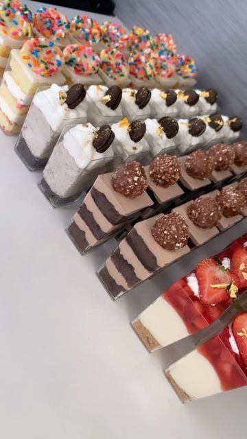 Ferrero Rocher Shooters, Cheesecake Shooters No Bake, Mini Deserts Ideas, Oreo Cheesecake Shooters, Strawberry Cheesecake Shooters, Cheesecake Whipped Cream, Buttercream Rainbow, Transition Reels, Graham Cracker Crumble