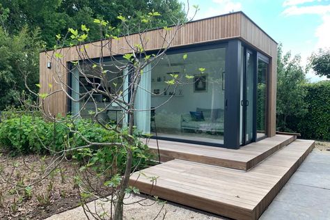 Houten tuinkantoor met bijhorend terras Container Home Designs, Contemporary Garden Rooms, Modern Pool House, Prefab Houses, Timber Frame Building, Nordic House, Housing Ideas, Cottage Inspiration, Patio Swing