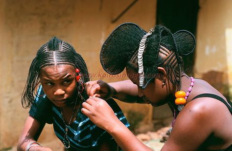 Africa | Traditional hairdressing among the Fula women of Futa.  Guinea. | ©Julien Lecordier // African Hair History, Guinea Conakry, Africa Traditional, Bantu Knot Hairstyles, Traditional Hairstyle, Ethnic Hairstyles, Afro Textured Hair, Fulani Braids, Alicia Keys