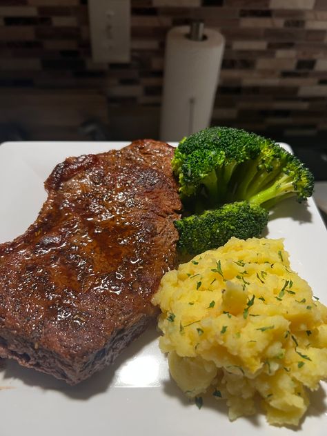 Steak Tips And Mashed Potatoes, Steak Mashed Potatoes Dinners, Steak With Mashed Potatoes And Vegetables, Steak Potatoes And Broccoli, Steak Mashed Potatoes Broccoli, Steak And Mash Potatoes, Steak With Mashed Potatoes, Steak Mashed Potatoes, Steak Dinner Ideas