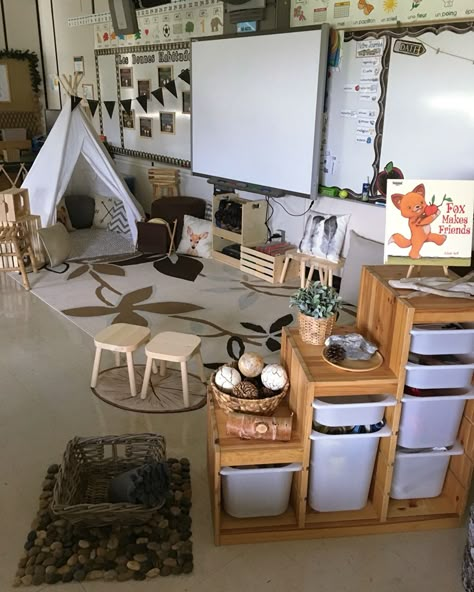 Nature inspired classroom re-design for my 2016-2017 school year 🌿 Nature Based Infant Classroom, Nature Kindergarten Classroom, Nature In The Classroom, Calm Classroom Environment, Nature Inspired Classroom Decor, Hygge Classroom Decor, Primary School Classroom Design, Natural Daycare, Natural Classroom Displays