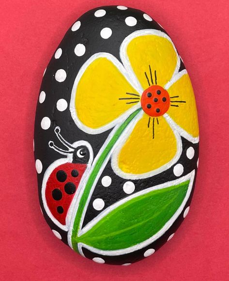 Painted Ladybug Rocks, Spring Painted Rocks, Flower Rock Painting Ideas, Ladybug Painted Rocks, Rock Painting Flowers, Ladybug Rocks, Garden Rock Art, Stone Wall Art, Diy Rock Art