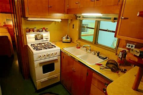 camper 4a Vintage Caravan Interiors, Vintage Trailer Interior, Camper Diy, Caravans For Sale, Trailer Interior, Two Twin Beds, Vintage Rv, Vintage Caravans, Retro Campers