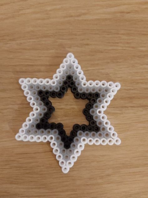 Melty Beads Ideas Easy Cute, Star Hama Beads, Fuse Beads Aesthetic, Cool Hama Bead Ideas, Cute Melting Bead Ideas, Pearl Beads Ideas Easy, Pearler Bead Designs Easy, Perler Bead Patterns Star, Hamma Beads Ideas Easy