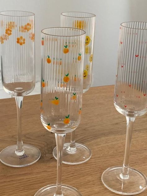 Painting Wine Glasses Diy Flowers, Heart Glass Painting, Painting A Wine Glass Diy, Glass Paints Ideas, Painted Glass Designs, Decorating Champagne Glasses, Summer Wine Glass Painting, Easy Painted Wine Glasses Ideas, Aesthetic Glass Painting Ideas