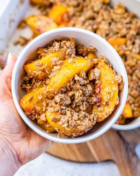 Healthy Peach Dessert, Cleanfoodcrush Recipes, Healthy Peach Crisp, Cranberry Apple Crumble, Healthy Peach Recipes, Healthy Little Peach, Halloween Dessert Ideas, Pear Crumble, Peach Recipes