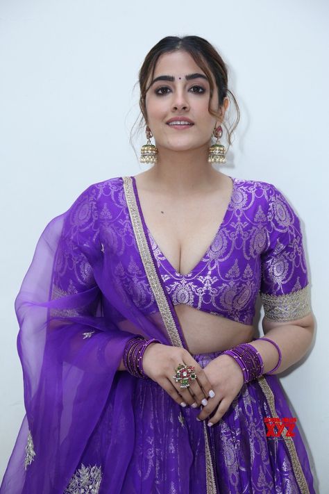 Nupur Sanon, Drawing Couple Poses, Honey Rose, Facebook Comments, Traditional Indian Outfits, Event Photos, Actress Photos, Cut Off Shorts, Desi Beauty