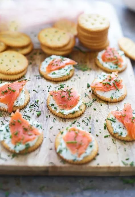 Salmon Appetizer, Salmon Cream Cheese, Decorações Com Comidas, Party Food Buffet, Party Food Platters, Cracker Snacks, Ritz Crackers, Snacks Für Party, Buffet Food