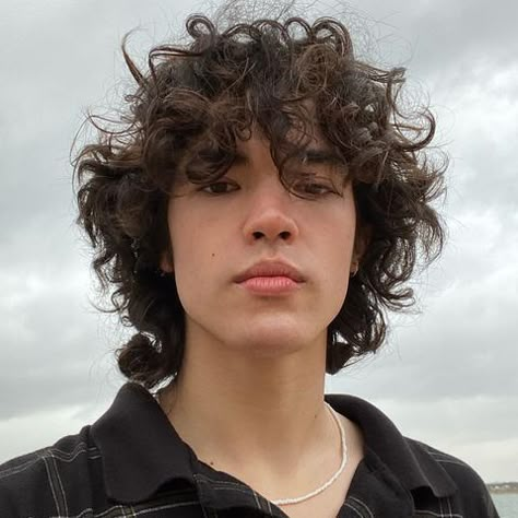 Sydney Melman, Conan Gray, Curly Hair, Sydney, A Woman, Hair, Black