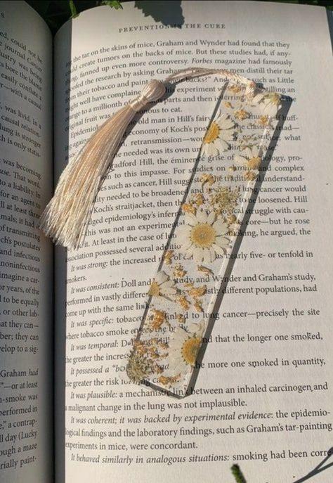 Bookmarks Crochet, Bookmark Crochet Tutorial, Bookmark Easy, Diy Resin Gifts, Floral Bookmarks, Resin Bookmarks, Bookmark Crochet, Handmade Bookmarks Diy, Vintage Bookmarks