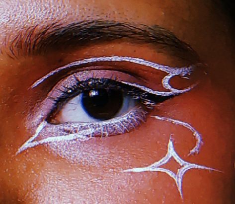 Glitter Graphic Eyeliner, Graphic Eyeliner Star, Graphic Liner With Glasses, White Graphic Liner Makeup, Black And White Graphic Liner, Star Graphic Liner, Star Eyeliner, Eyeliner Inspo, Eyeliner Ideas