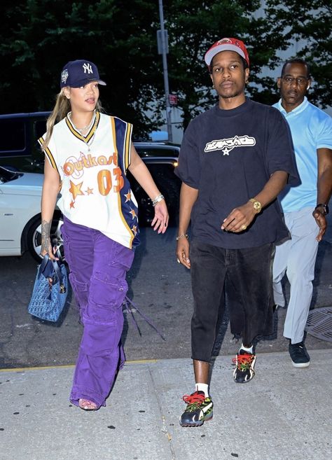 Aesthetic Paparazzi, Streetwear Fashion Couple, Rihanna Asap Rocky, Cargo Jeans Y2k, Rihanna Asap, Asap Rocky Outfits, Kanye West Outfits, New York Streetwear, Rihanna Street Style