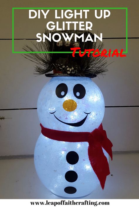 Follow the step-by-step tutorial and you can create this adorable DIY light up glitter snowman to bring some light to your home decor this holiday easy. Easy to make and too cute not to. #christmascrafts #diys #snowman Fishbowl Snowman, Snowman Tutorial, Light Up Snowman, Lighted Snowman, Diy Snowman Ornaments, Diy Schneemann, Snowman Crafts Diy, Dollar Store Christmas Crafts, Cricut Christmas Ideas