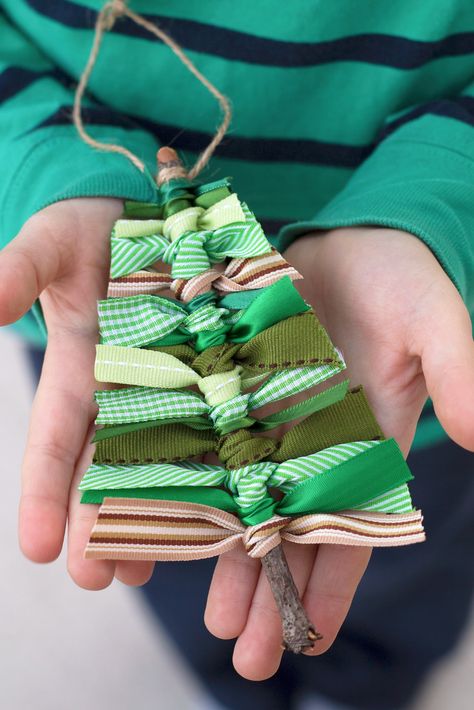 Easy To Make Christmas Ornaments, Homemade Christmas Tree, Diy Christmas Ornaments Easy, Diy Christmas Tree Ornaments, Eco Friendly Christmas, Crafts To Make And Sell, Easy Christmas Diy, Christmas Ornaments Homemade, Christmas Ornament Crafts