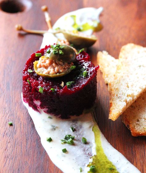 Vegan beet tartare with truffled cashew cream Beetroot Tartare Recipe, Veggie Tartare, Beetroot Appetizer, Beetroot Starter, Vegan Snacks For Party, Beet Appetizer, Beetroot Tartare, Beet Tartare, Mustard Aioli