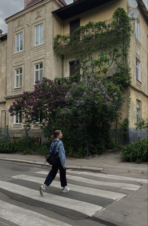 Person Walking Down Street, Walking Looking Back Pose, Walking Pose Aesthetic, City Walks Aesthetic, Bush Walk Aesthetic, People Walking Aesthetic, Walking Down The Street Aesthetic, City Walking Aesthetic, Walking Home From School Aesthetic