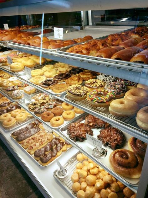 Who doesn't love the sweet, doughy goodness of donuts? These 20 spots are some of the best places in Iowa to grab a delicious dozen. Iowa Hiking, Donut Packaging, City Bakery, Donut Store, Donut Shops, Donut Display, Iowa Travel, Doughnut Shop, Donut Worry