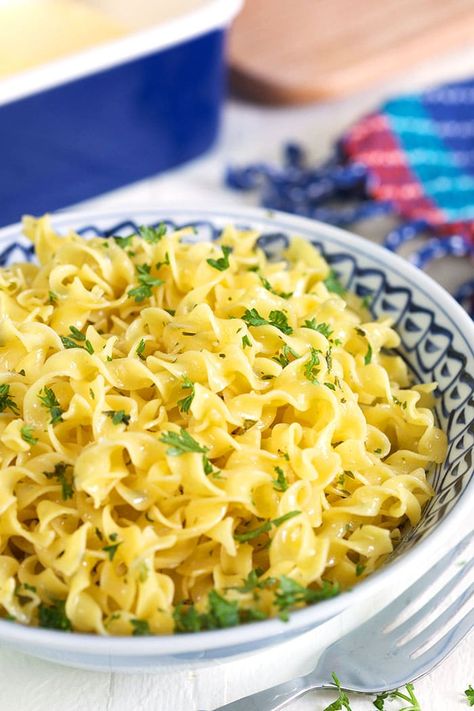 BEST Buttered Noodles Recipe - The Suburban Soapbox Best Buttered Noodles, Egg Noodle Side Dish, Buttered Noodles Recipe, Garlic Butter Noodles, Noodle Recipes Homemade, Noodle Recipes Easy, Pasta Side Dishes, Pasta Sides, Butter Pasta