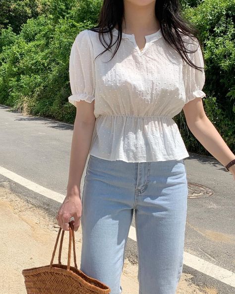 Tops For Girls Stylish On Jeans, Blouse Top Outfits, Cute Summer Tops Modest, Westan Outfit, Trendy Jeans Top Outfit, Korean Summer Outfits Dress, Ootd For Short Girl, Kurti Outfit For College, Girls Top Design For Jeans