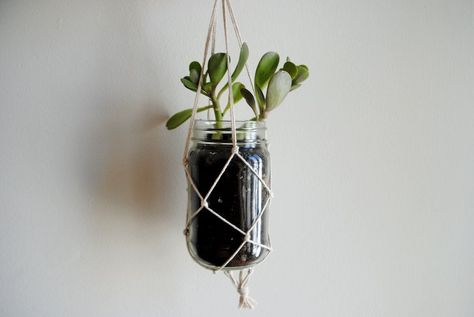 DIY: Learn How to Make a Knotted String Hanging Planter from Recycled Materials Mason Jar Hanging, Jar Hanging, Pot Gantung, Recycled Jars, Eco Friendly Diy, Diy Summer Crafts, Macrame Plant Hanger Patterns, Hanging Mason Jars, Diy Macrame Plant Hanger