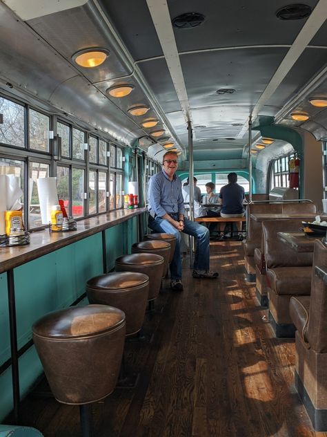 Farmhouse Food Truck, Bus Restaurant Interior Design, Restaurant On Wheels, School Bus Restaurant, Bus Bar Ideas, Bus Restaurant Ideas, Bus Cafe, Coffee Bus, Bus Restaurant