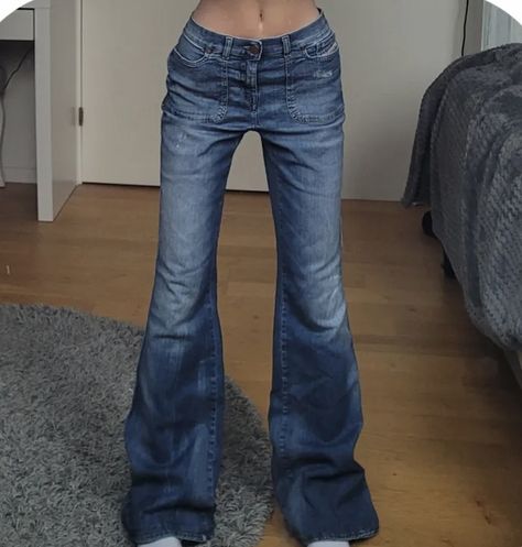 Bell Bottoms Y2k, Flare Jeans Aesthetic, Low Waisted Flare Jeans, Swaggy Fits, Jeans Aesthetic, Dr Closet, Outfit Styles, Fashion Corner, Downtown Girl