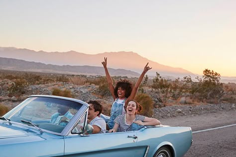 Friends enjoying a fun ride in a car during their first time road tripping in the United States Cross Country Road Trip, Perfect Road Trip, Breckenridge Colorado, California Travel Road Trips, California National Parks, Voyage Europe, Roadside Attractions, Road Trip Essentials, Mackinac Island