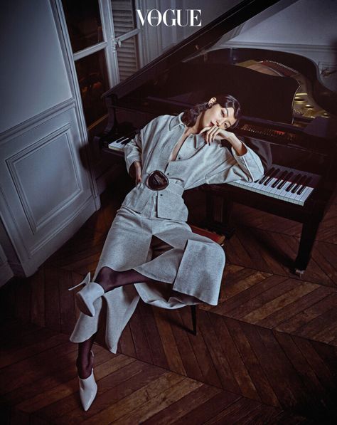 Piano Model Photoshoot, Piano Fashion Editorial, Piano Shoot, Piano Photoshoot, Old Microphone, Piano Photography, Piano Photo, Piano Girl, Musician Photography