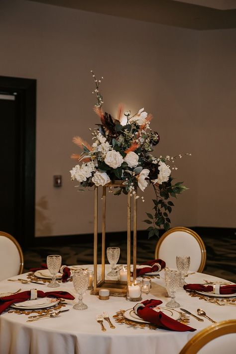 Rose Gold And Burgundy Wedding Centerpieces, Champagne And Burgundy Wedding Theme, Burgundy Decor Wedding, Burgundy And Gold Wedding Centerpieces, Burgundy Gold Wedding Theme, Burgundy Reception Decor, Burgundy And Gold Wedding Decor, Burgundy And Gold Wedding Decorations, Burgundy Wedding Table Setting