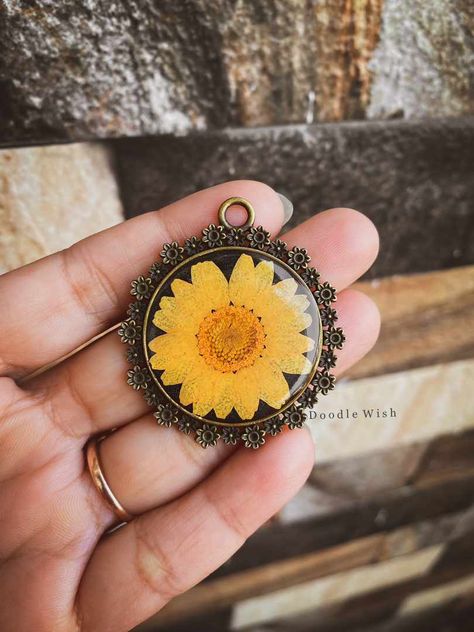 Press Flowers, Flowers Resin, Resin Work, Indian Flowers, Sale Ideas, Stay Forever, Resin Frame, Dried And Pressed Flowers, Resin Jewellery