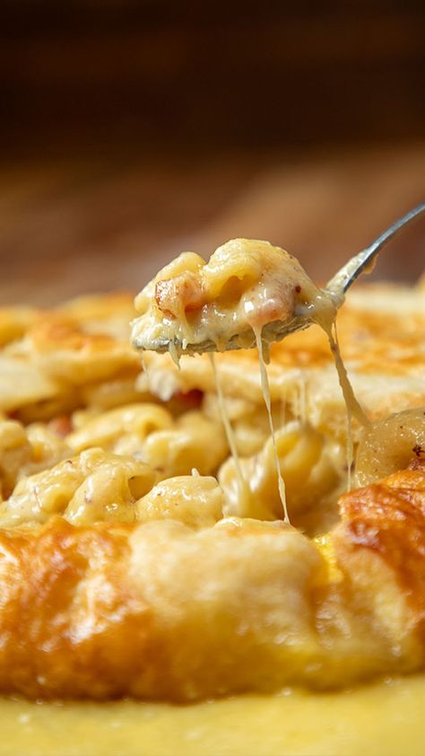 Whole Brie Mac 'n' Cheese Pie Brie Mac And Cheese Recipes, Brie Mac And Cheese, Mac And Cheese Pie, Mac And Cheese Recipes, Crispy Pancetta, Cooking Pasta, Bacon Mac And Cheese, Cheese Pie, Cheese Pies