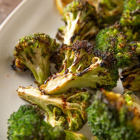 Grilled Broccoli, Broccoli Stems, Healthy Grilling, Grilled Zucchini, Broccoli Cheddar, Roasted Broccoli, Broccoli Recipes, Healthy Vegetables, Gluten Free Bread