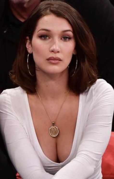 Lob Haircut Short, Haircuts For Big Noses, Bella Hadid Short Hair, Oval Face Short Hair, Bella Hadid Hair, Haircut Short Hair, Hair 50, Short Dark Hair, Haircut Short