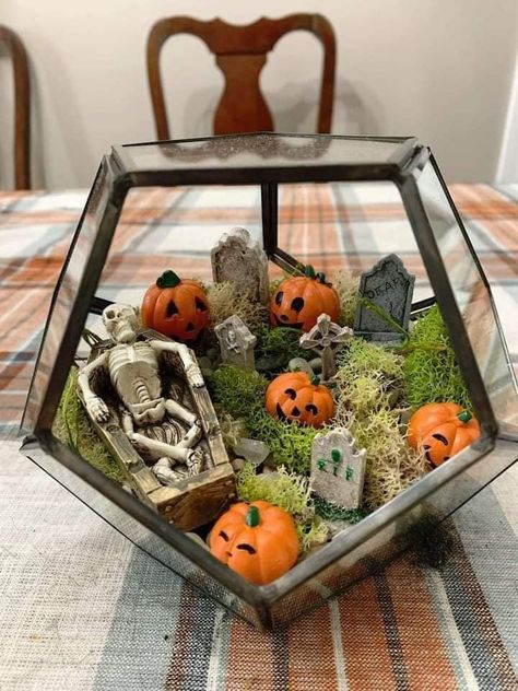 Halloween Terrarium, Halloween Living Room, Halloween Post, Fairy House Diy, Holiday Deco, Halloween Porch Decorations, Halloween Village, Crafts Halloween, Terrarium Decor