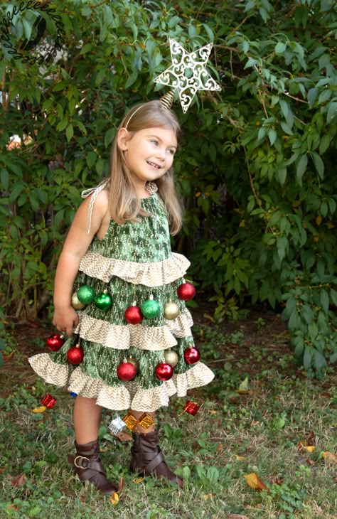 Halloween Hack - Christmas Tree Costume - Call Ajaire Christmas Tree Costume Diy, Christmas Costumes Diy, Super Easy Halloween Costumes, Christmas Costumes Women, Christmas Tree Costume, Tree Costume, Diy Costumes Women, Christmas Pageant, Christmas Tree Dress