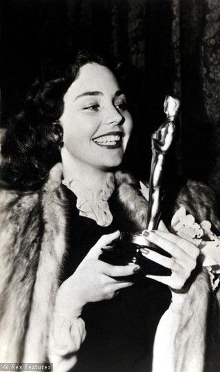 1943 - JENNIFER JONES  best actress Oscar winner for her performance in  "The Song of Bernadette" Vestidos Oscar, Oscar Academy Awards, Oscar Awards, Best Actress Oscar, Jennifer Jones, Oscar Award, Academy Award Winners, Oscar Dresses, Classic Actresses