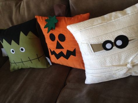 17 Spooky Handmade Halloween Decorations That Can Make Your House Haunted Mummy Pumpkin, Pumpkin Mummy, Burlap Halloween, Fun Pillows, Handmade Halloween Decorations, Halloween Knitting, Halloween All Year, Halloween Fireplace, Halloween Mason Jars