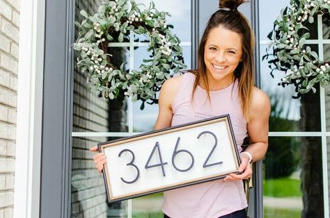 Home Numbers Ideas Address Signs, Easy Address Sign, Diy Street Number Address Signs, Porch Number Ideas, Easy Diy Address Sign, Diy Modern House Number Sign, Outside House Number Ideas, House Number Ideas On Siding, House Number Above Door