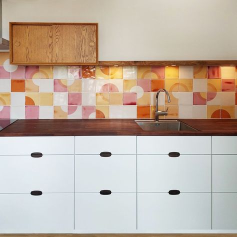 Tile Splashback Kitchen, Wooden Wall Cabinet, Small Kitchen Colors, Printed Tiles, Mosaic Tile Kitchen, Colorful Backsplash, Colourful Kitchen, Diy Kitchen Backsplash, Shed To Tiny House