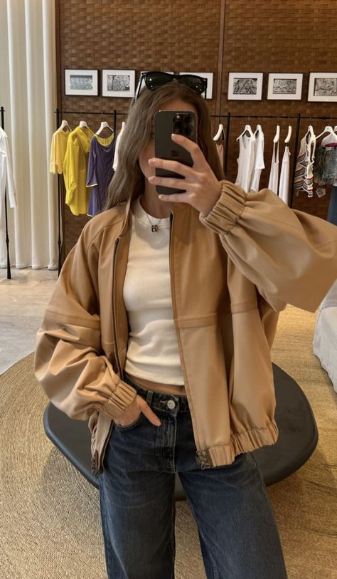 Light Brown Leather Jacket Outfit, White Tshirt Outfits, Beige Leather Jacket Outfit, Tan Leather Jacket Outfit, Tan Jacket Outfit, Cream Jacket Outfit, Khaki Jacket Outfit, Leather Jacket Outfits Women, Khaki Leather Jacket