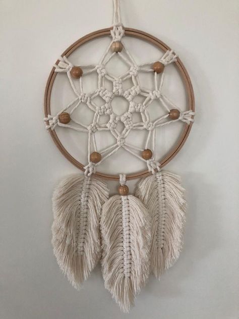 Dream Catcher Patterns, Dream Catcher Tutorial, Pola Macrame, Macrame Plant Hanger Patterns, Macrame Dream Catcher, Crochet Dreamcatcher, Boho Crafts Diy, Dream Catcher Craft, Macrame Knots Pattern