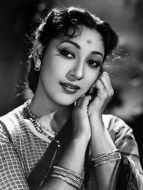 Happy Birthday MALA Sinha 11th Nov 1936 60s Bollywood Fashion, Bengali Cinema, Mala Sinha, Actors Bollywood, Bollywood Retro, Bollywood Pictures, Retro Bollywood, Black And White Movie, Bollywood Cinema