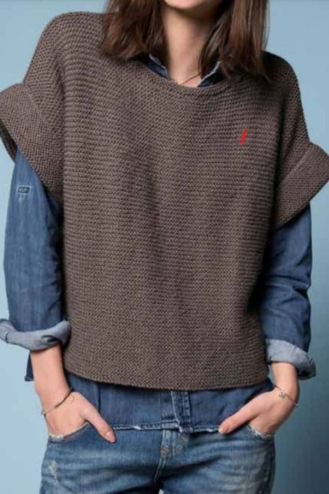 Quoi de mieux qu'un pull façon débardeur décontracté et chic pour mettre par dessus une chemise. Le pas à pas complet à télécharger. Crochet Poncho, Knit Outfit, Knitted Sweaters, Men Sweater, Couture, My Style, Knitting, Crochet, Clothes