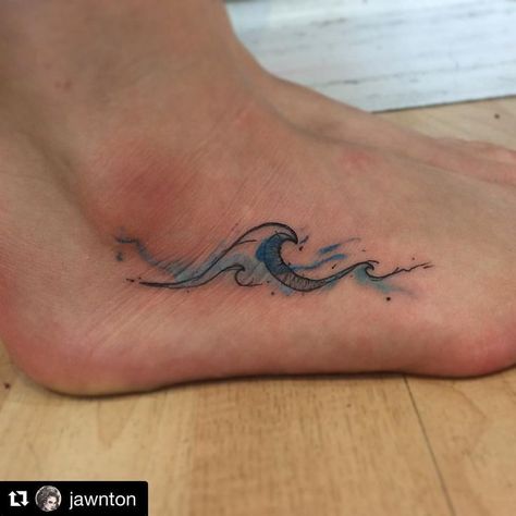 Image shared by Laura Germannota. Find images and videos about beach, tattoo and ocean on We Heart It - the app to get lost in what you love. Wave Tattoo Foot, Ocean Wave Tattoo, Beachy Tattoos, Small Wave Tattoo, Wave Tattoo, Beach Tattoo, Tattoo Girls, Waves Tattoo, Color Wave