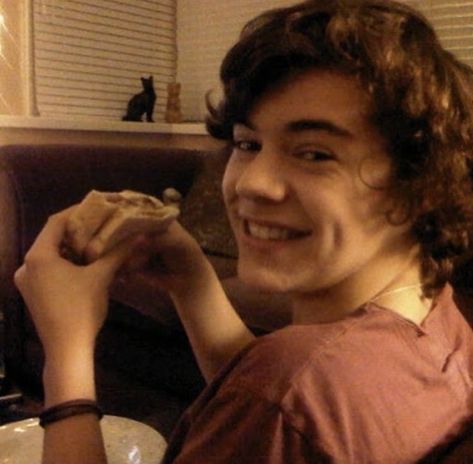 Foetus Harry Styles, Harry Styles Dimples, Harry Styles Icons, One Direction Imagines, Harry Styles Imagines, Harry Styles Cute, Frat Boy, Harry Styles Pictures, Louis And Harry