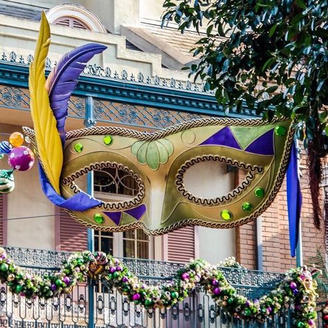 Mardi Gras Mask Mardi Gras Float Decorations, Mardi Gras Parade Float, Mardi Gras Diy, Mardi Gras Photos, Carnival Floats, Madi Gras, Mardi Gras Centerpieces, Carnival Decorations, Mardi Gras Food