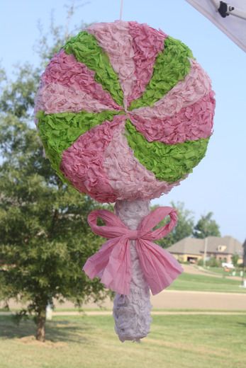 lollipop pinata @Daniela Cantu this woulda been perfect, lol Candyland Pinata Ideas, Candy Land Pinata, Lollipop Pinata, Candy Pinata, Pinata Birthday, Lollipop Birthday, Candy Theme Birthday Party, Birthday Pinata, Candy Land Birthday Party