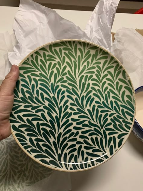 Leaves Pottery Painting, Painted Pasta Bowl, Green Pottery Painting, Pottery Painting Ideas Mugs, Clay Cafe Ideas, Ceramics Bowls Designs, Ceramic Painting Ideas, Clay Cafe, Ceramic Cafe