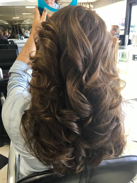 Cute Brown Hair Styles, Curled Hair With Layers, Blowout Brown Hair, Curled Hair Brown, Curled Brown Hair, Angelica Core, Long Curly Brown Hair, Curly Hair Brunette, Aesthetic Brown Hair