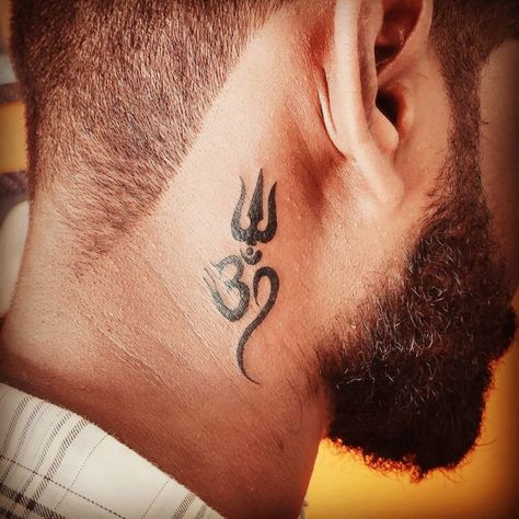 25 Small Neck Tattoos for Men in 2021 - Small Tattoos & Ideas Back Of Neck Tattoo Men, Simple Neck Tattoos, Tattoos Male, Trishul Tattoo Designs, Best Neck Tattoos, Small Neck Tattoos, Tattoo Band, Side Neck Tattoo, Shiva Tattoo Design